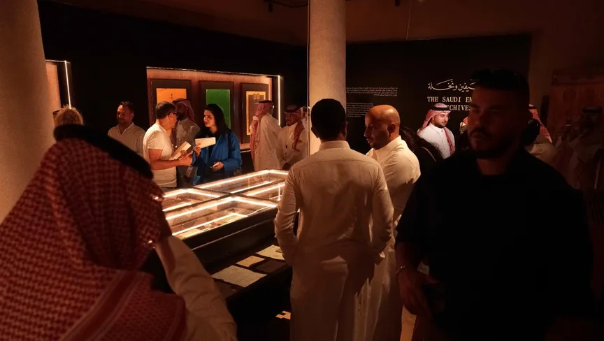 “سيفين ونخلة”.. رحلة بصرية في مسيرة الشعار الوطني السعودي