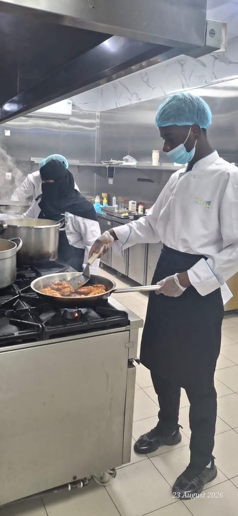 بأيدي سعودية شابة.. متدربو «فهم» يتألقون في الاختبارات النهائية لفنون الطهي
