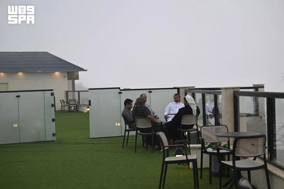مقاهي الجبل الأسود في جازان.. إطلالات فوق السحاب بارتفاع 2000 متر