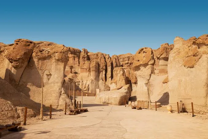 ليس في الجنوب فقط.. الشرق السعودي يضم 10 جبال لا يعرفها الكثير.. شاهد التفاصيل