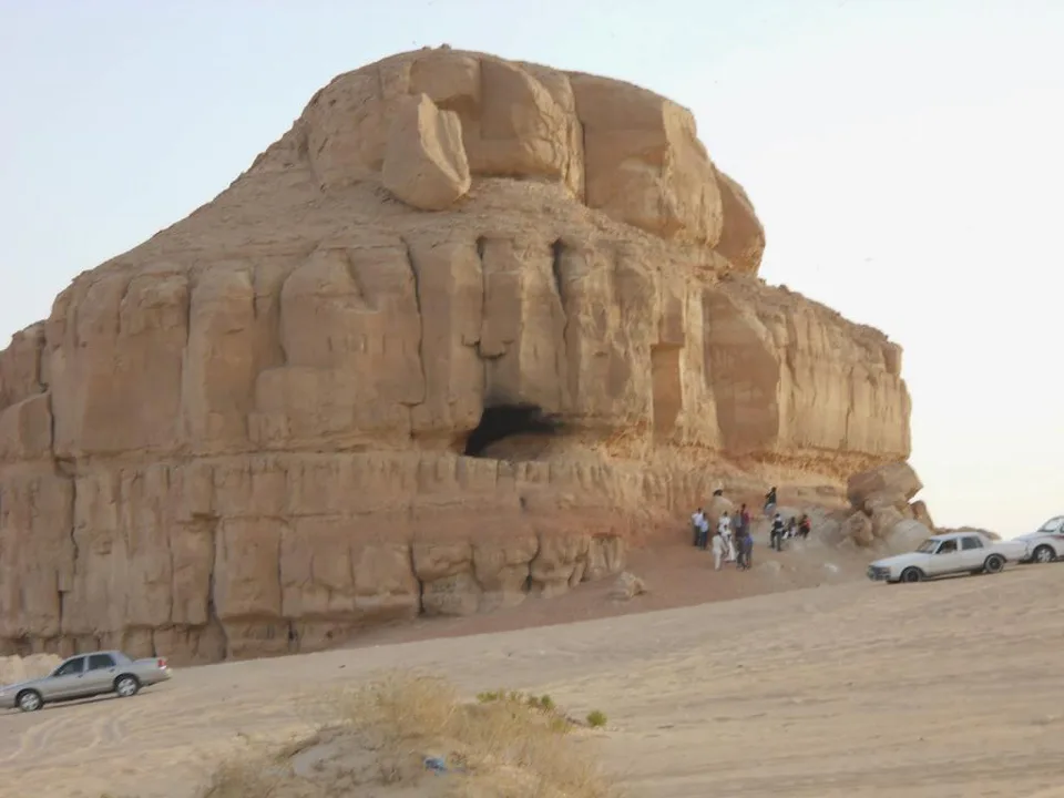 ليس في الجنوب فقط.. الشرق السعودي يضم 10 جبال لا يعرفها الكثير.. شاهد التفاصيل
